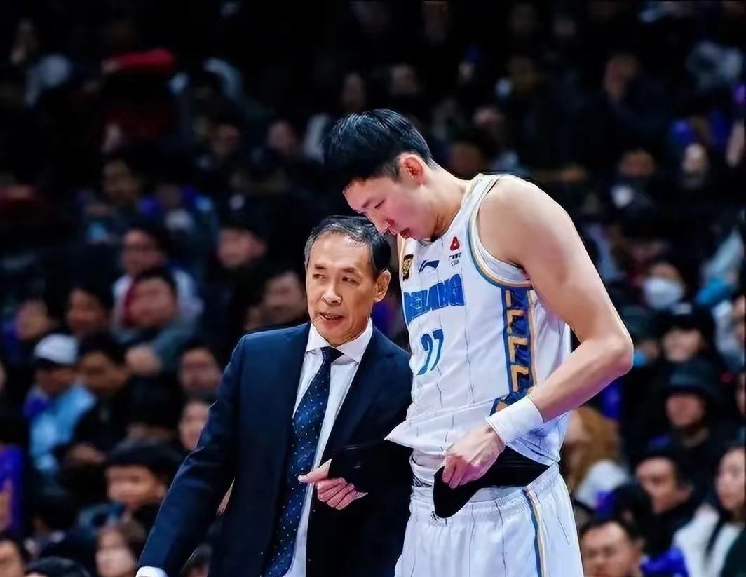 包含上海男篮客场对阵浙江队，争夺东部头名的词条