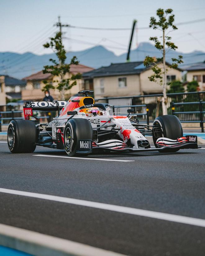 阿斯顿马丁横扫红牛二队，佩雷兹带队取胜